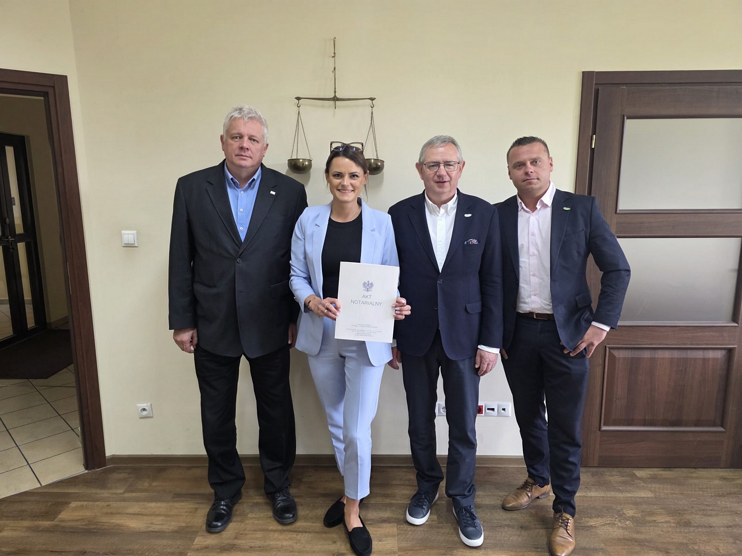Przekazanie aktu notarialnego w którym wzięci udział zastępca dyr. KOWR Artur Pustelnik, Durektor COBORU Henryk Byjak, z-ca dyrektora Arkadiusz Sokołowski i Dyrektor SDOO w Głubczycach Marta Bednarczyk