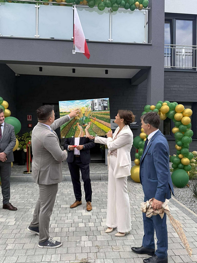 przekazanie pamiątkowego obrazu przez prezesa izby rolniczej w Opolu