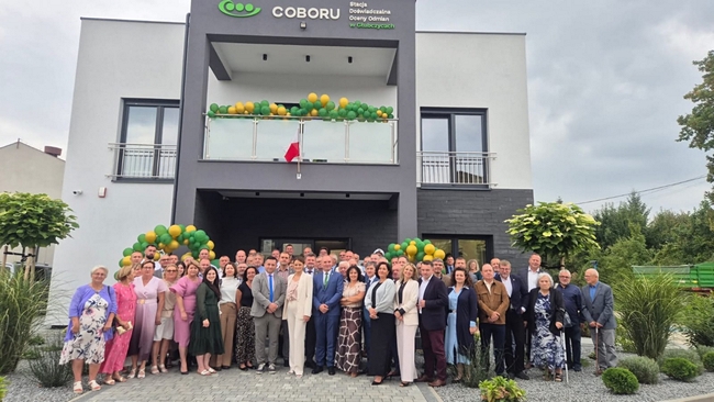 uczestnicy wydarzenia przed biurem